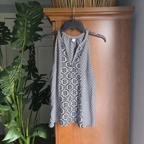 Old Navy Black and White Patterned Tank Top - Picture 1 of 4